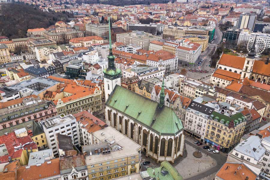 vista aérea de la ciudad de Brno con la iglesia de Santiago