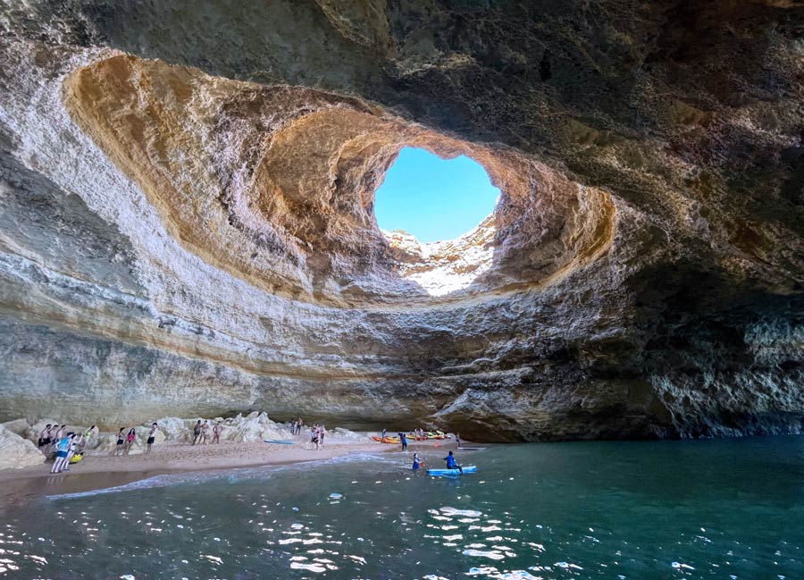 Cueva con playa de Benagil, en el Algarve.