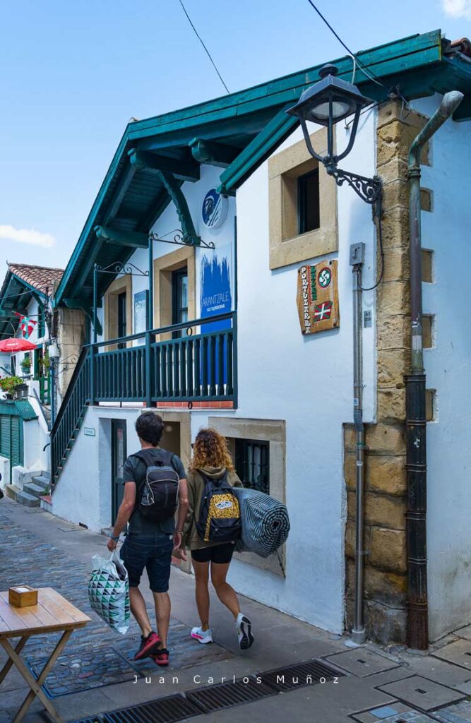 Una pareja pasea entre los restaurantes de Puerto Viejo