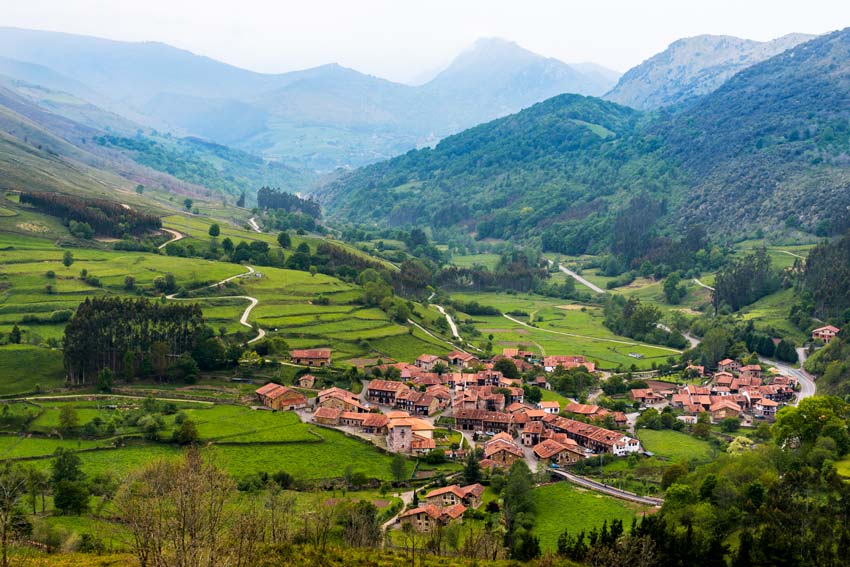 Panorámica de Carmona, uno de los pueblos más bonitos de Cantabria.