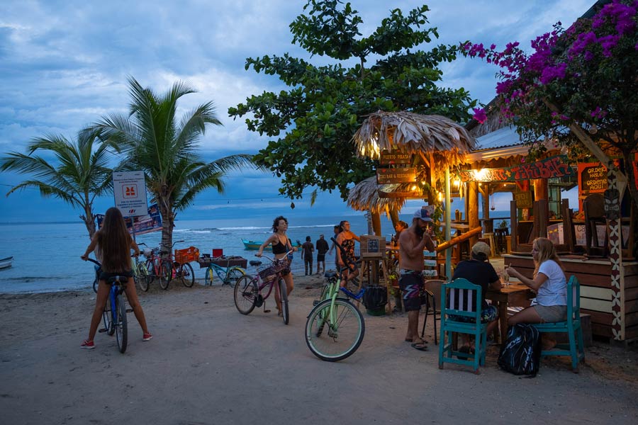Playa y chiringuito de Puerto Viejo, en Costa Rica.