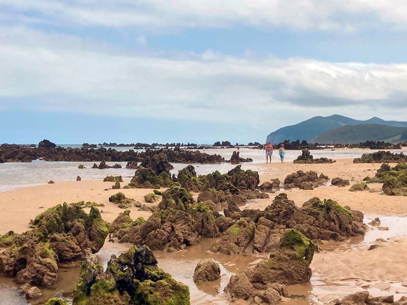 Rocas sobresalen de la arena en Playa de Trengadín, en Cantabria.