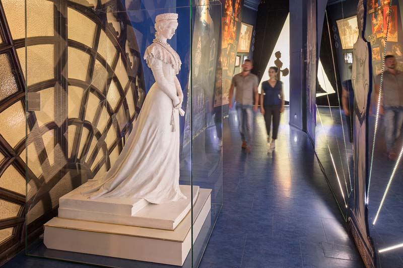 Una estatua de la emperatriz de Hermann Klotz preside la entrada al museo.