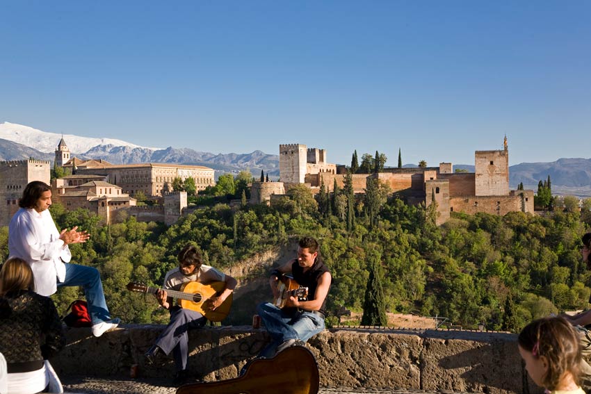 Mirador de San Nicolás con vista a la Alhambra desde el Albaicín.