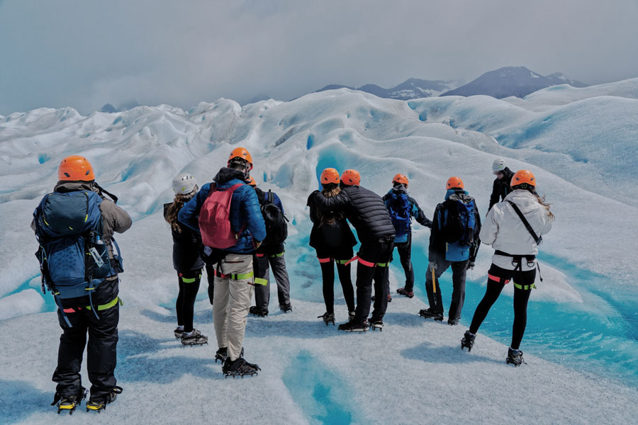 grupo de excursión con crampones en el Perito Moreno