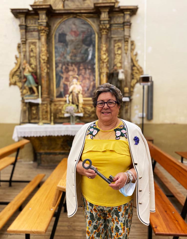 Clara María enseña la iglesia y el museo con entusiasmo.