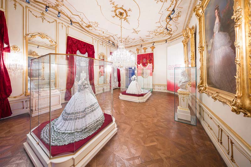 Sala con vestidos en el Museo Sisi de Viena