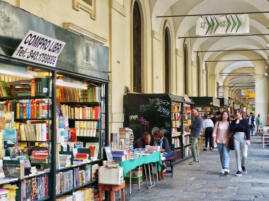 tienda de libros en Turín