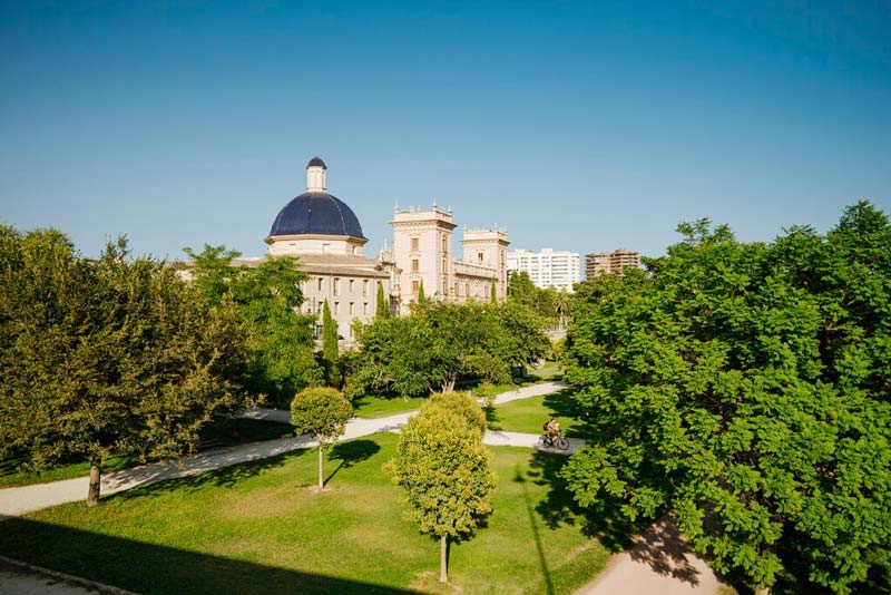 jardines frente al Museo de Bellas Artes
