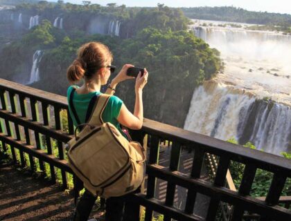 mujer haciendo foto en las cataratas de Iguazú