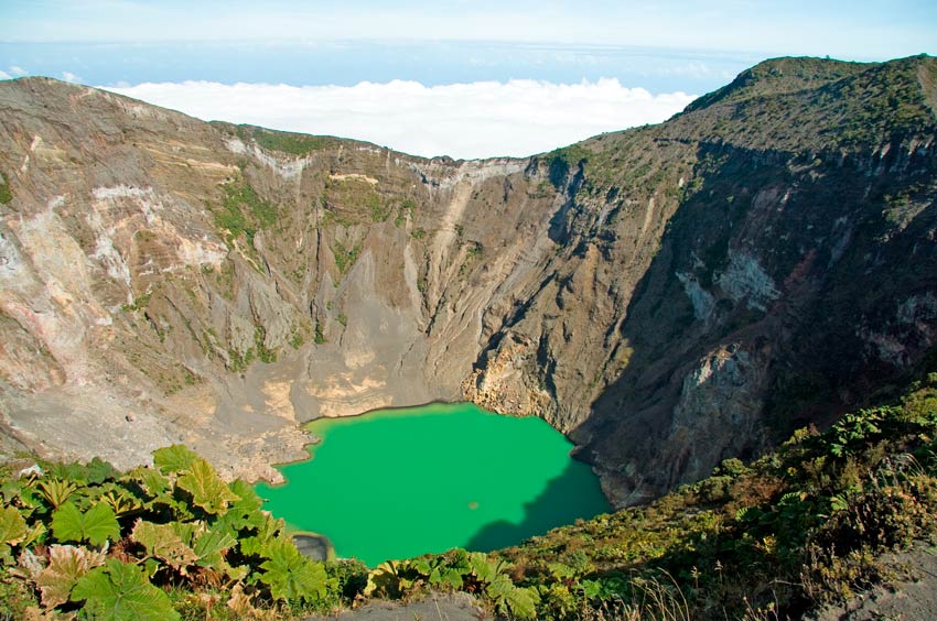 Cráter con lago del volcán Irazu