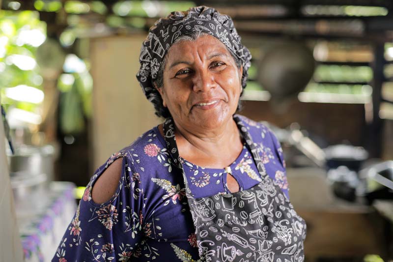 mujer cocinera de Costa Rica