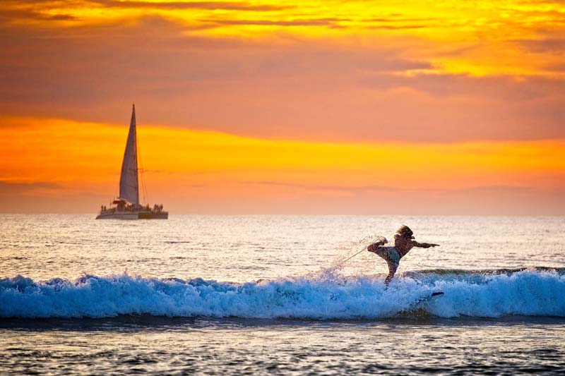 surf en Playa Tamarindo al atardecer. 