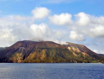 La isla vulcano vista desde el agua
