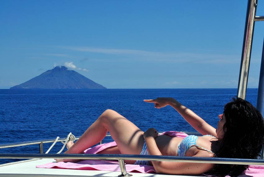 Volcán Stromboli visto desde la cubierta de un barco