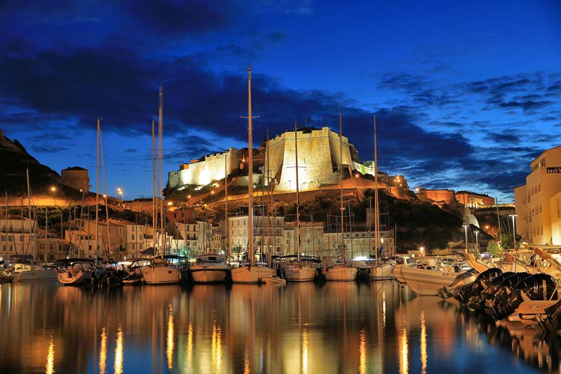 Puerto de Bonifacio por la noche. 