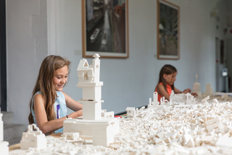 niñas haciendo construcciones en el museo STAM de Gante