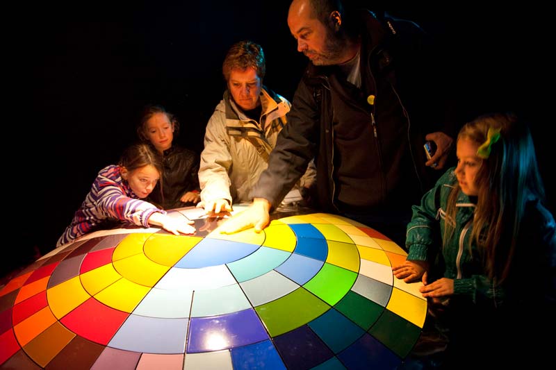 Familia en la actividad interactiva Sound Factory en Brujas Flandes