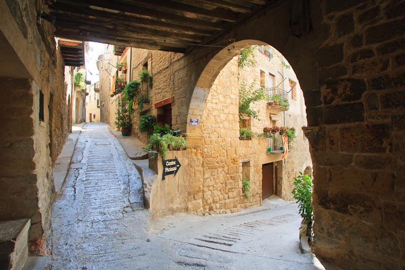 Calles de piedra del pueblo de la Horta de San Joan.