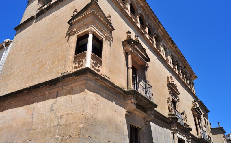 Detalle de la esquina del palacio Vela de Cobos. 