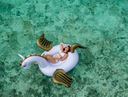 Mujer flotando en el mar en Maldivas