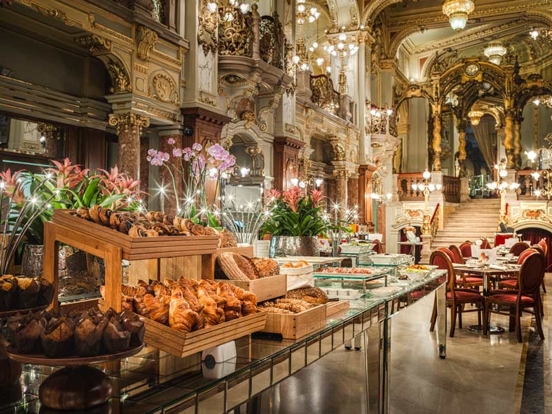 Desayuno en el Anantara New York Palace de Budapest. 