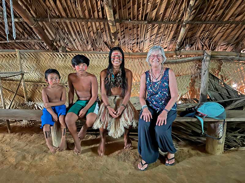Sania con indígenas del Amazonas