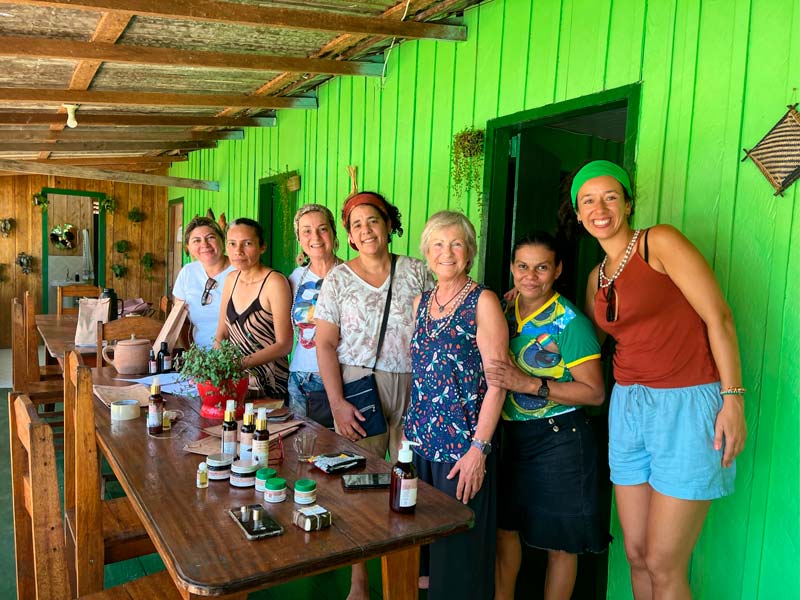 Sania y sus compañeras de viaje con la cooperativa de mujeres productoras de cosméticos del pueblo yara en el Amazonas. 