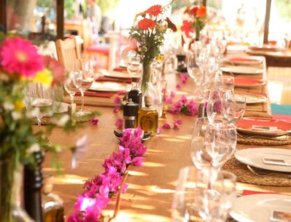 Mesa con flores del restaurante Es Caliu.