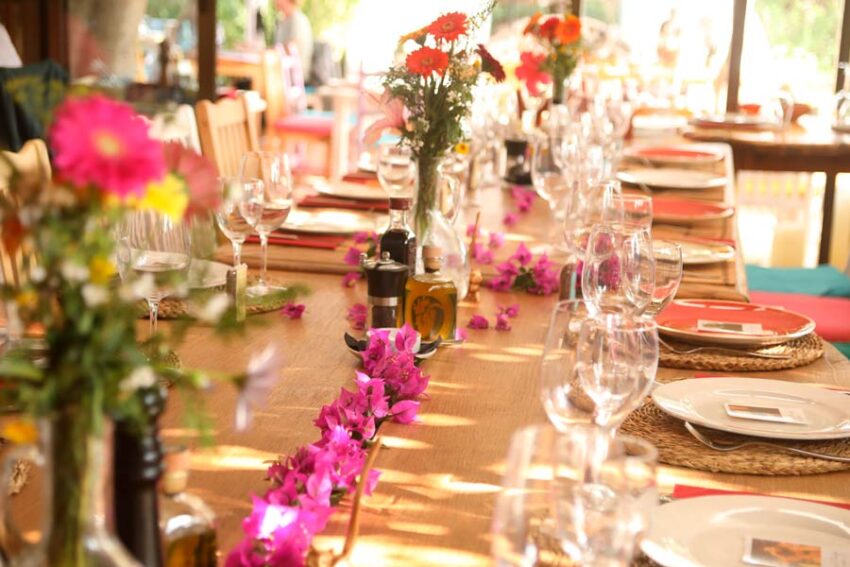 Mesa con flores del restaurante Es Caliu.