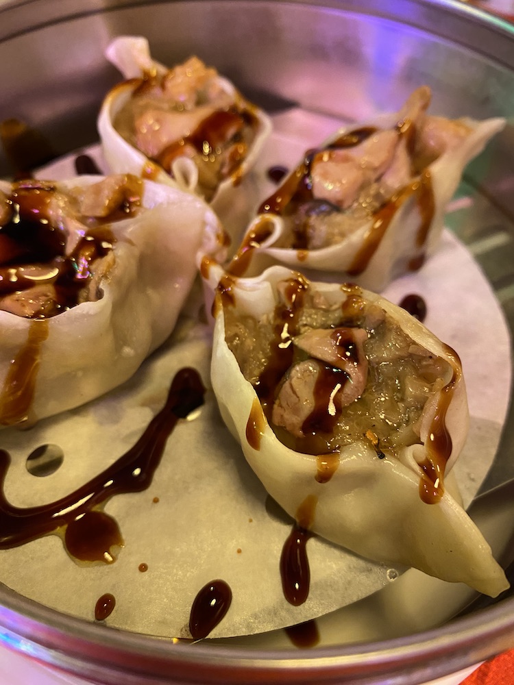 Empanadillas de pato con foie flambeado en Hong Kong 70 in Chinatown.