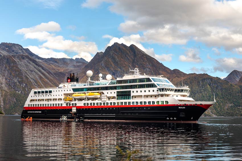 Buque Maud del Hurtigruten en Islandia.