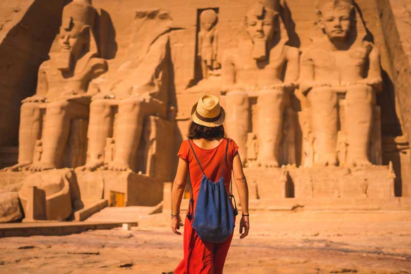 Mujer en Abu Simbel durante su viaje a Egipto