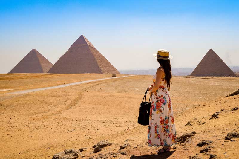 Mujer en las Pirámides de Giza