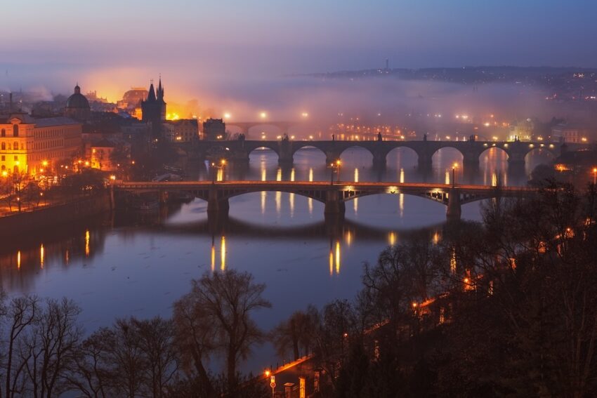Panorámica de Praga al anochecer.