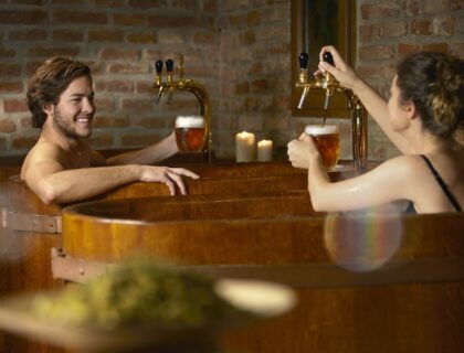 Pareja en un spa de cerveza.