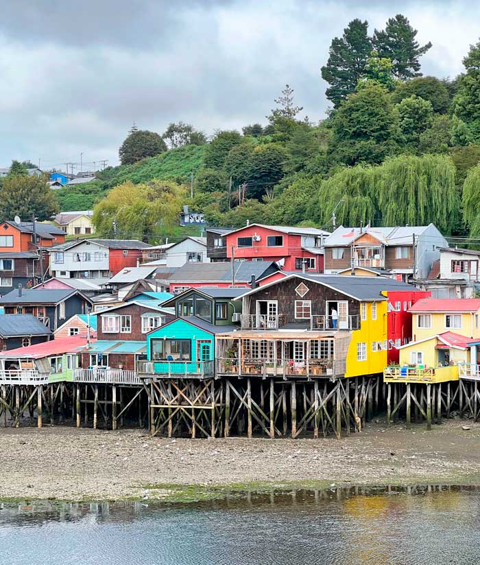 Casas sobre palafitos en la isla de Chiloé. 