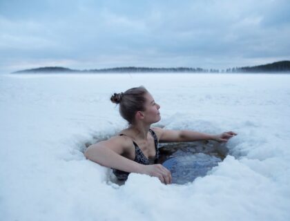 Una joven está sumergida en agua helada en Finlandia