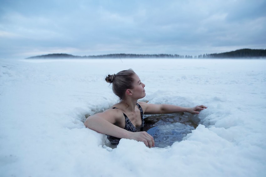 Una joven está sumergida en agua helada en Finlandia