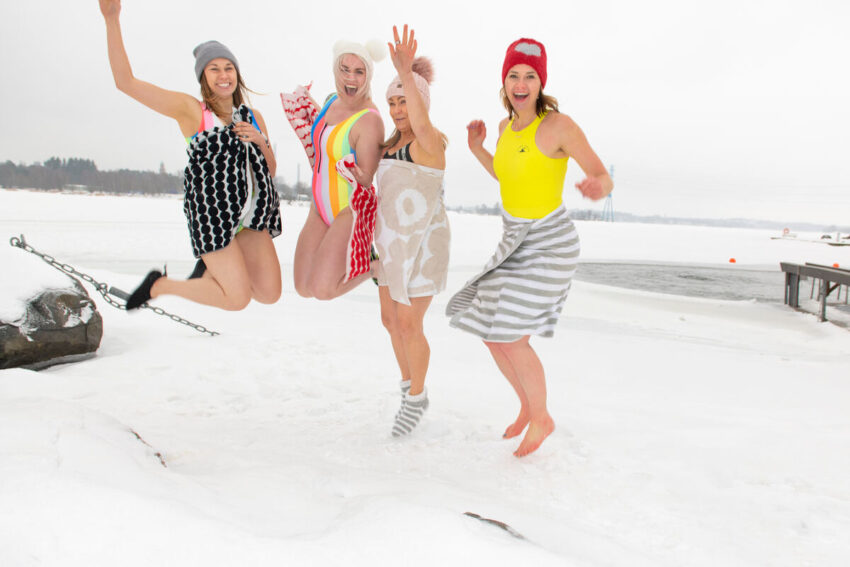 Nadadoras saltan alegres en el hielo de Finlandia