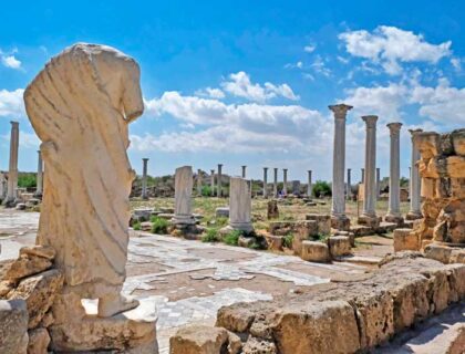 estatua y columnas de las ruinas de Salamina