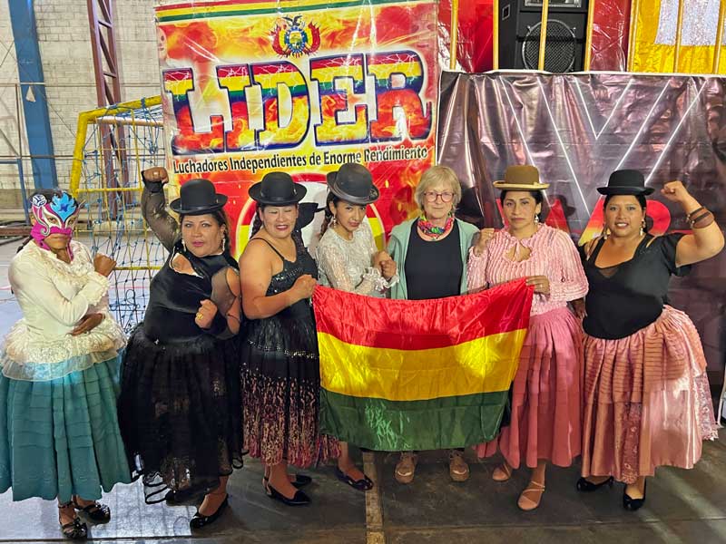 Sania con la Cholitas Luchadoras en bolivia