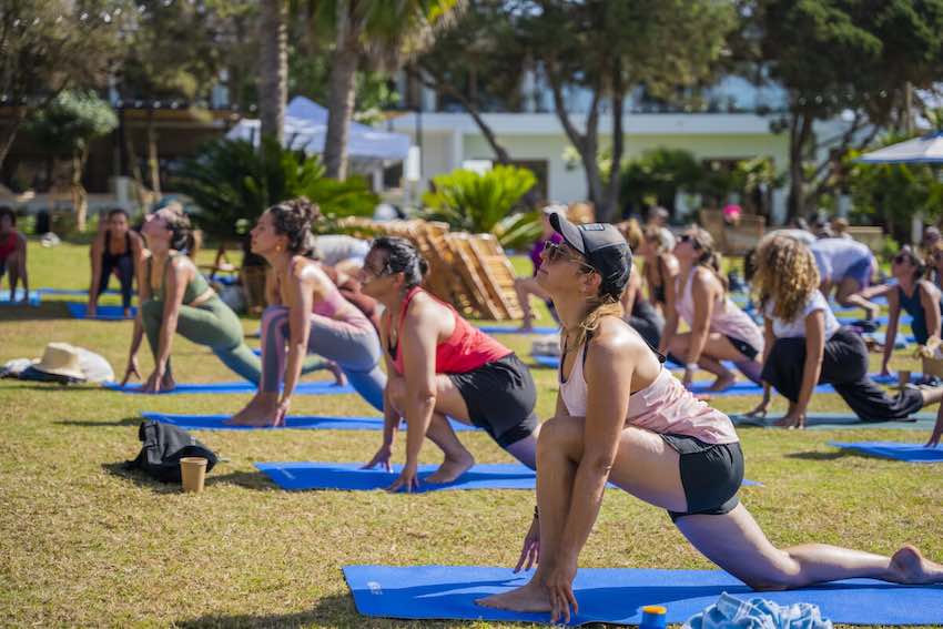 Grupo de mujeres practican yoga en Formentera Zen 