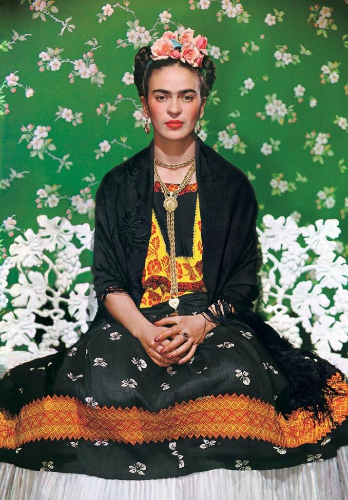 Frida Kalho con ropa tradicional mexicana