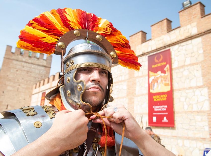 Un soldado romano se ajusta el casco en Complutum Renacida.