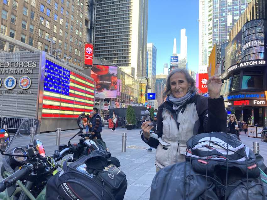 Marta Insausti posa con su moto en Estados Unidos junto a una bandera americana