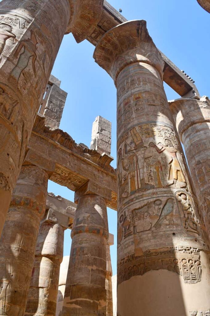 Columnas de la sala hipóstila del templo de Karnak. 