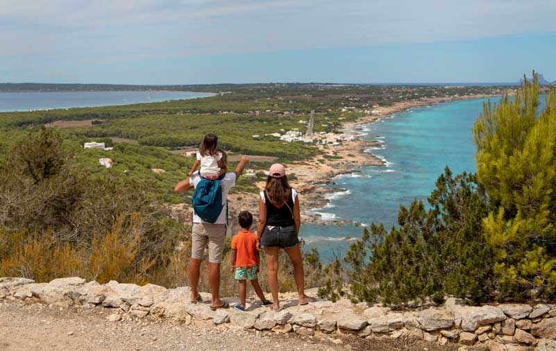 familia en el mirador de la Mola en Formentera