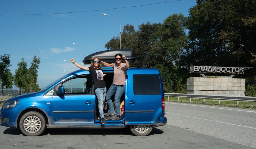 María y Laura posan con su furgoneta azul