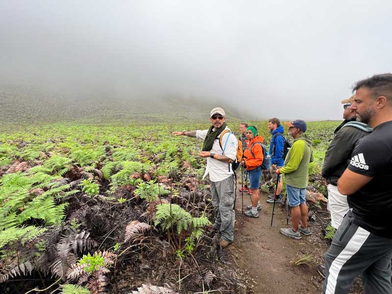 guía explicando la flora en las islas Galápagos